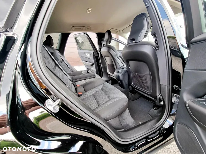 Volvo XC 60 B4 D Plus Dark - 19