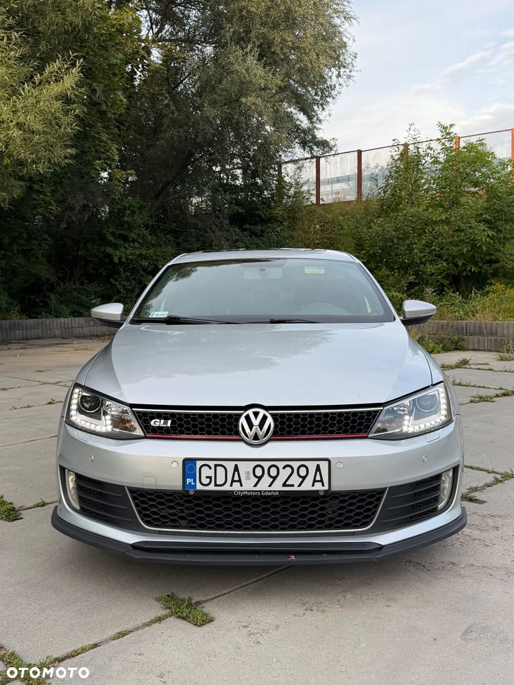 Volkswagen Jetta - 1