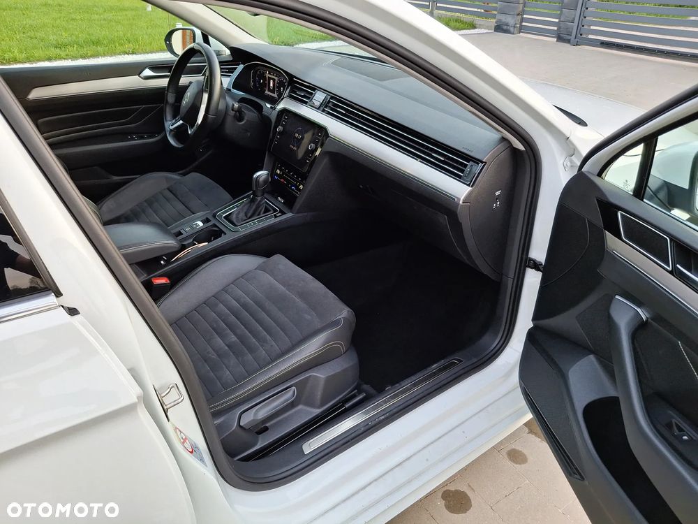 Volkswagen Passat Variant 2.0 TDI SCR DSG 4Motion Elegance - 31