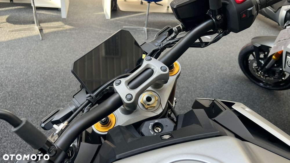 Suzuki GSX 1000 - 17