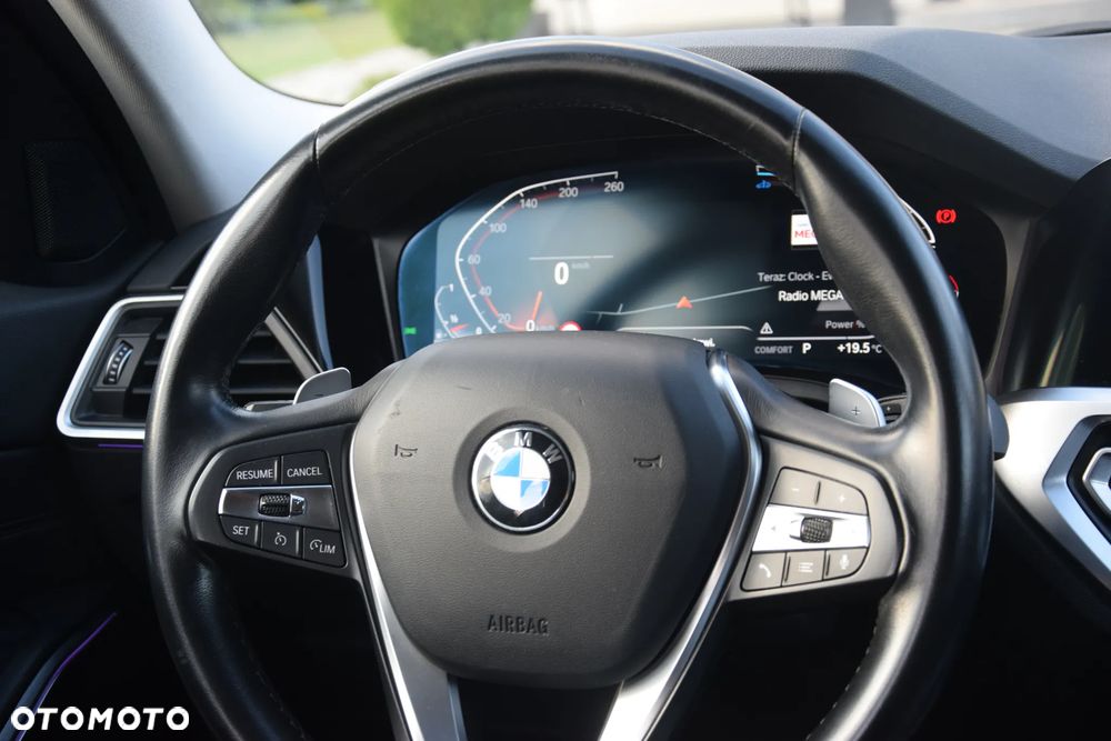 BMW Seria 3 320d xDrive Luxury Line Purity sport - 28