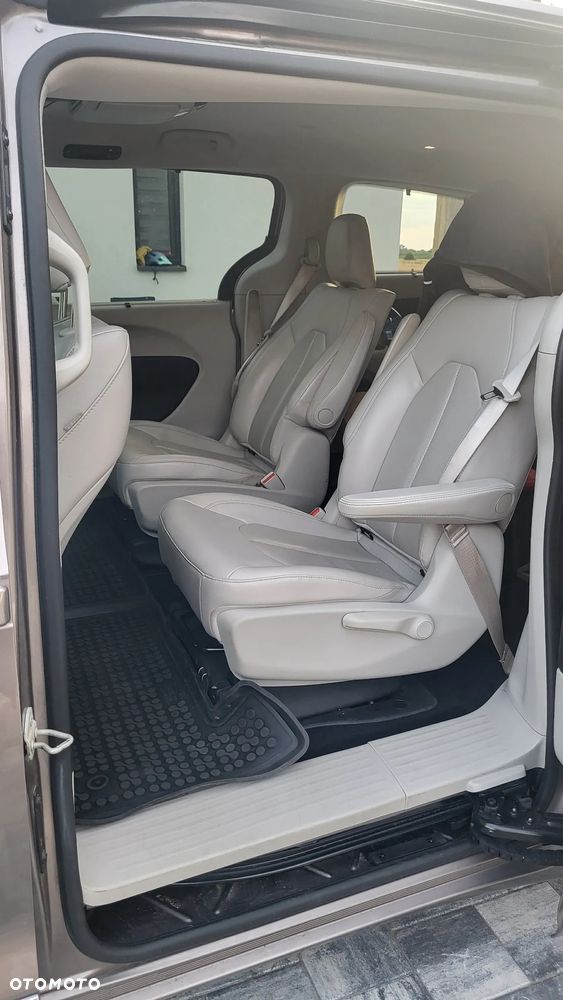 Chrysler Pacifica - 36