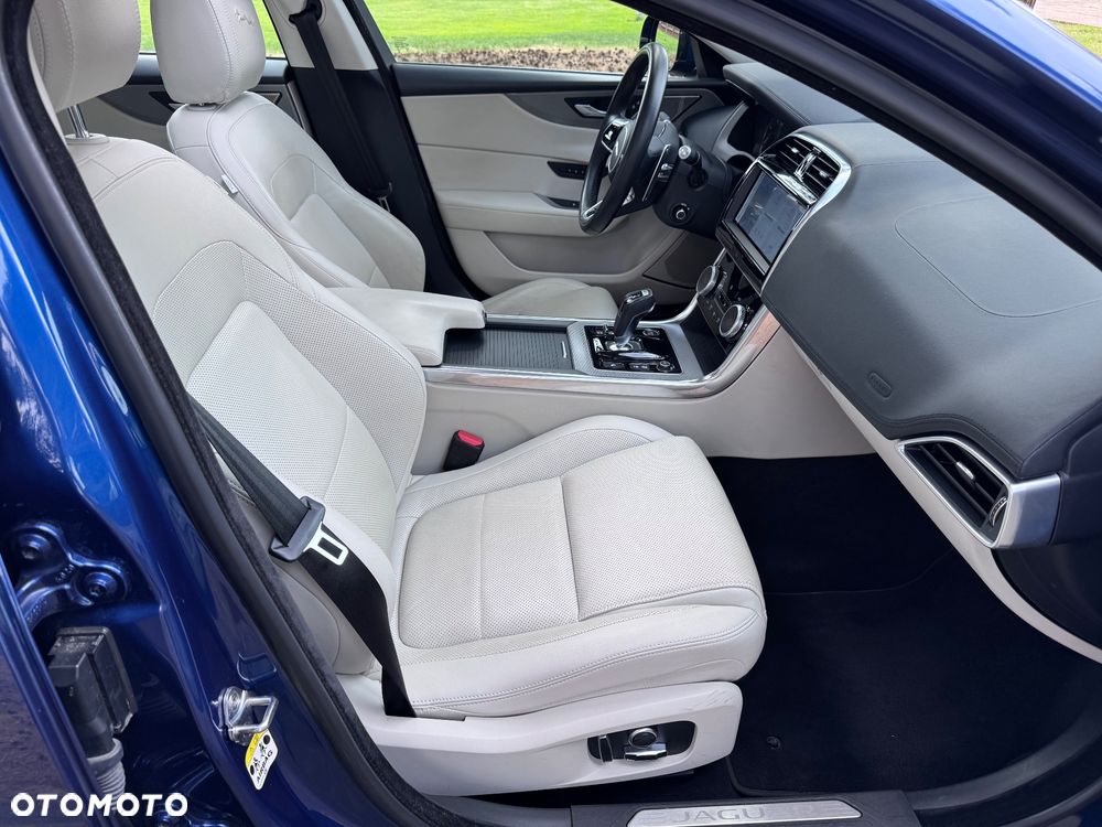Jaguar XE 2.0 P250 SE - 16