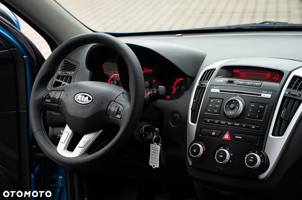 Kia Ceed 1.4 CVVT Dream-Team Edition - 17