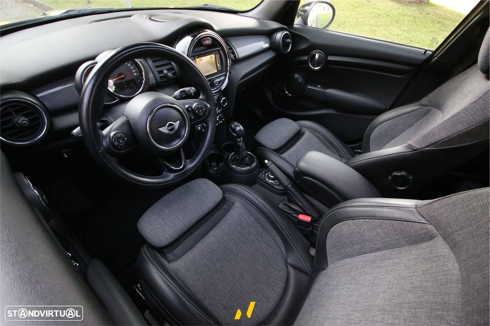 MINI 5 Portas Cooper D Auto - 11