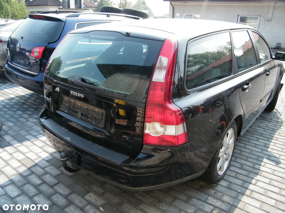 Volvo V50 (04-07r.) 2.0 TD 136KM. Silnik D4204T Skrzynia MMT6 lakier 019 – Black Stone. Cały na części. GWARANCJA !!!  Przód Tył Zestaw Komplet Drzwi Klapa Zderzak Błotnik Maska Grill Atrapa Szyba Pas Lampa Lusterko Boczki Fotel Kanapa Kokpit Deska Rozdzielcza Przełącznik Włącznik Sterownik Przewody Wiązka Instalacja Moduł Komputer Czujnik Listwa Pompa Alternator Wtryski Głowica Rozrusznik Kompresor Sprzęgło Dwumas Silnik Skrzynia ABS Klimatyzacji Paliwa Wspomagania Kolektor Turbina Przepustnica Zawór Chłodnica Koło Hak Belka Sanki Zawieszenie Mcpherson Półoś Amortyzator Wydech Tłumik Zacisk Most - 4