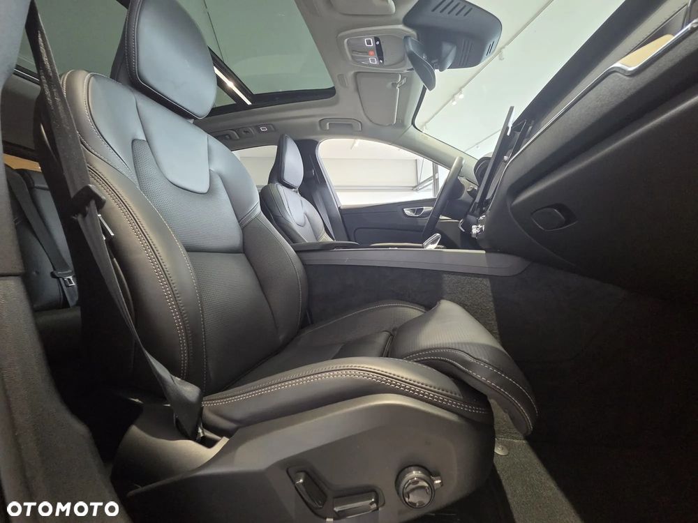 Volvo XC 60 B5 B AWD Ultimate Dark - 19