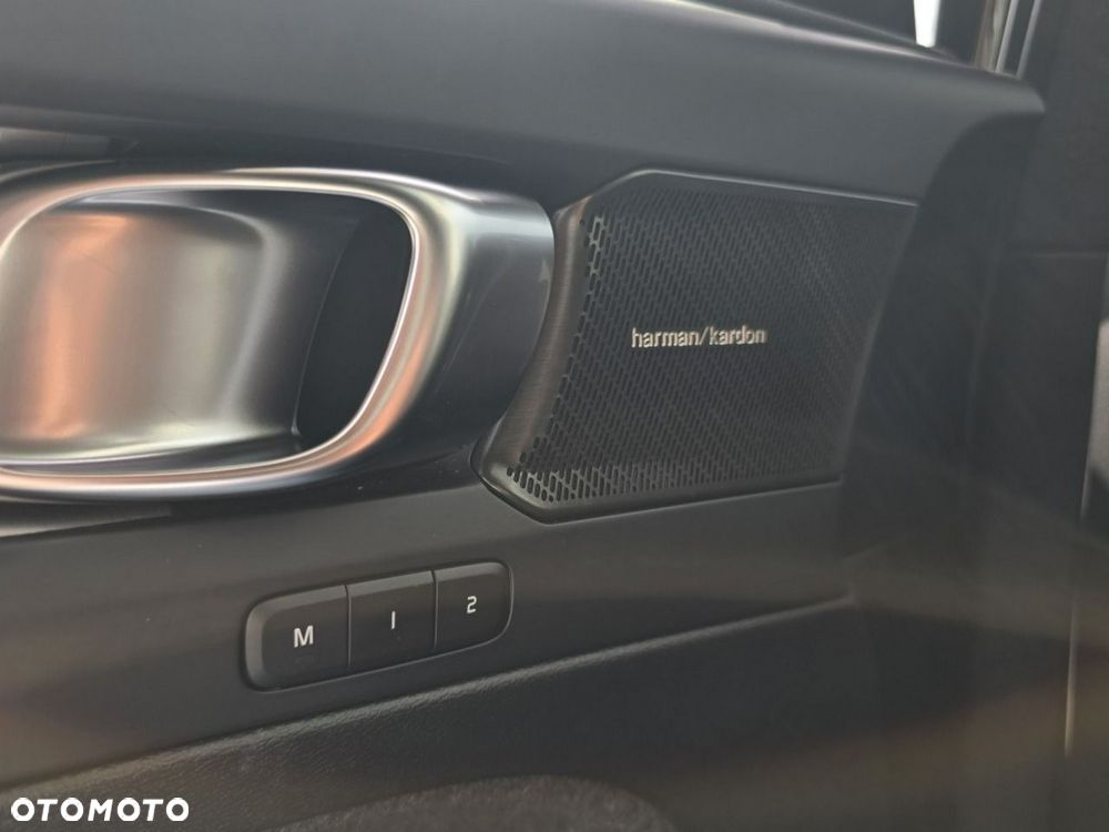 Volvo XC 40 B4 Plus Dark - 16