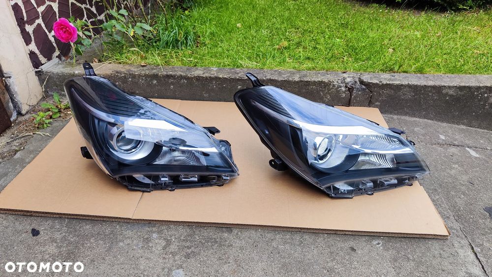 Yaris III Lift 14-17 Lampa Przednia Prawa Soczewka
