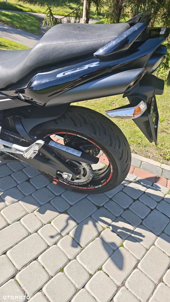 Suzuki GSR - 10