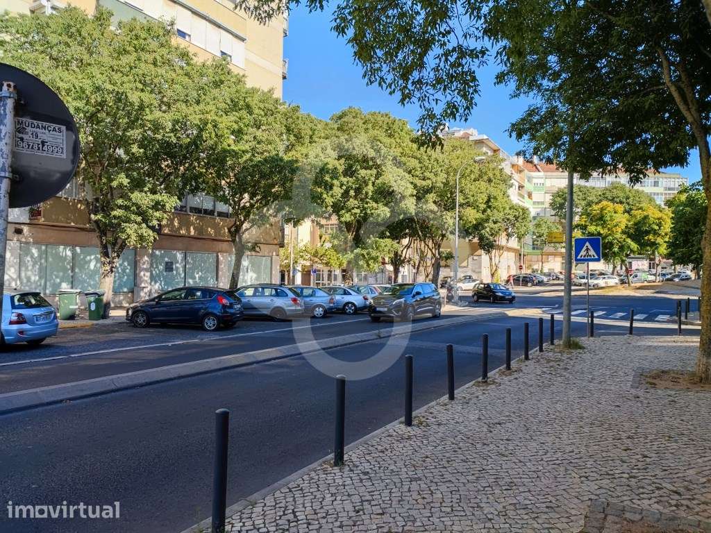 Loja arrendada com muita luz na zona das Pedralvas em Benfica - Grande imagem: 3/22