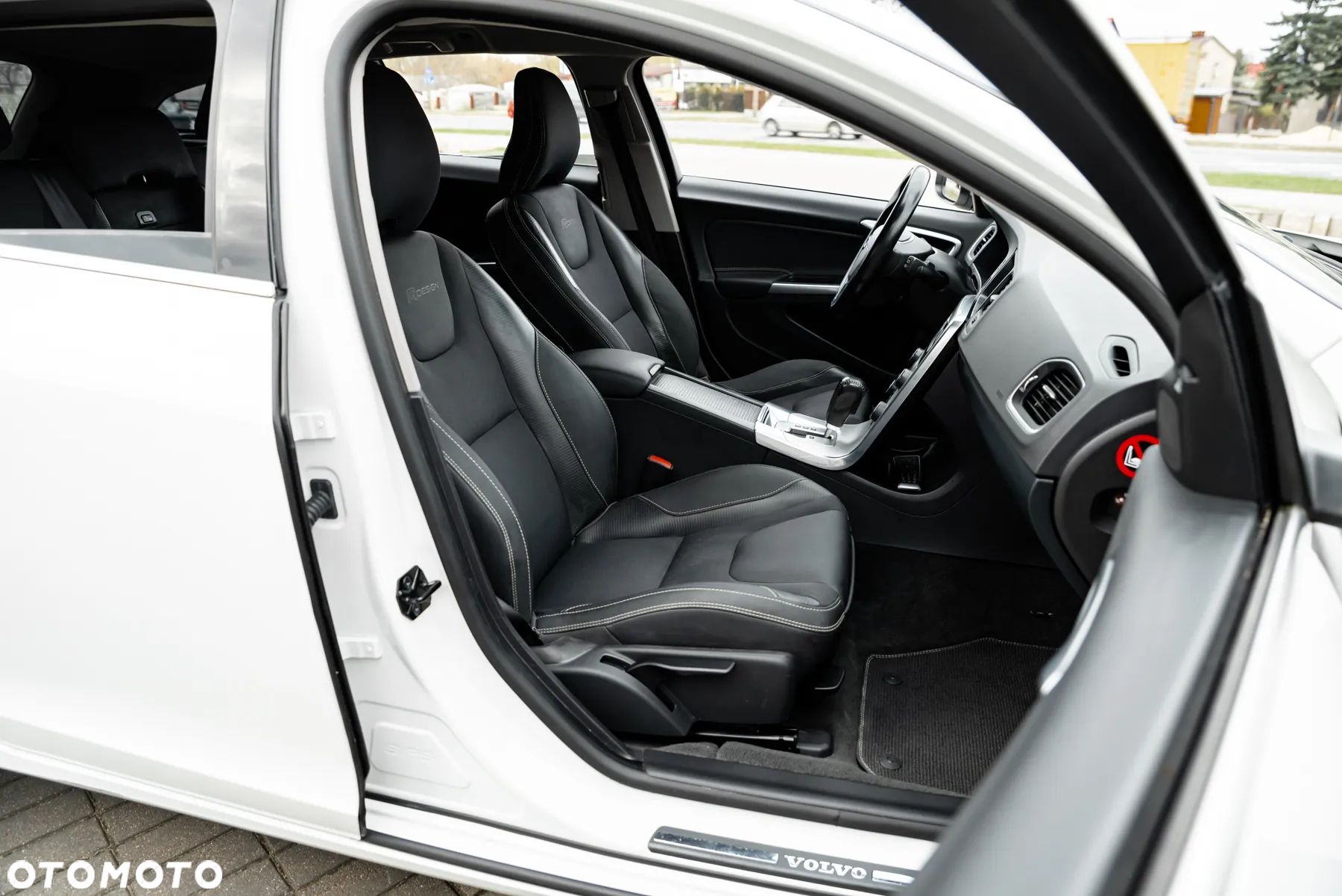 Volvo V60 D5 AWD R-Design - 37