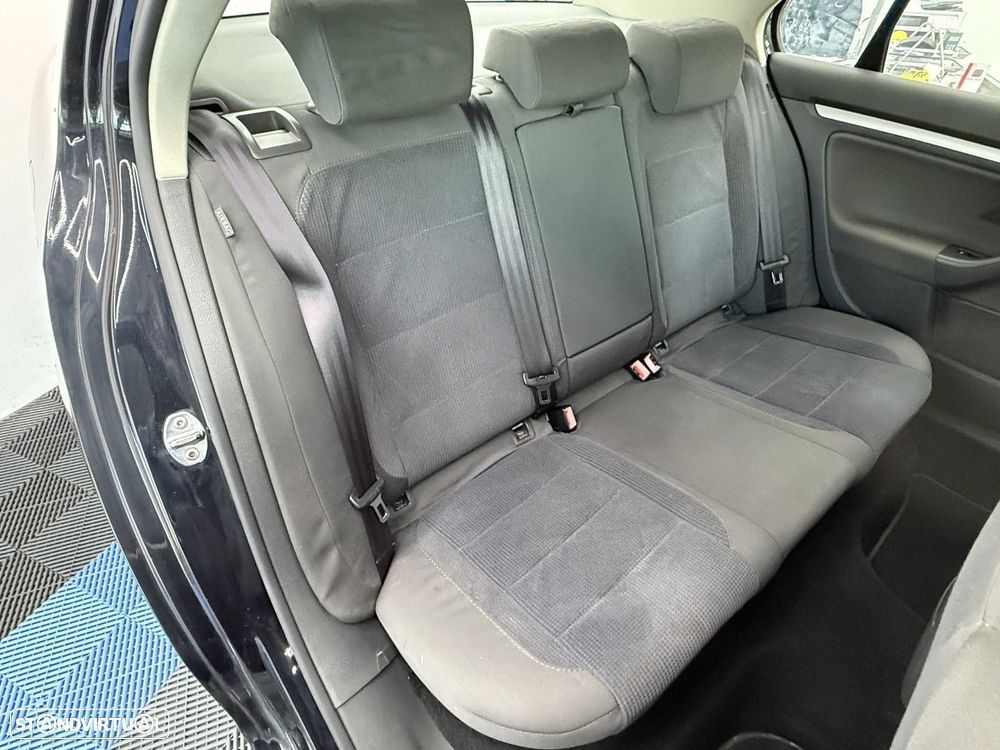 VW Jetta 1.9 TDi Confortline - 14