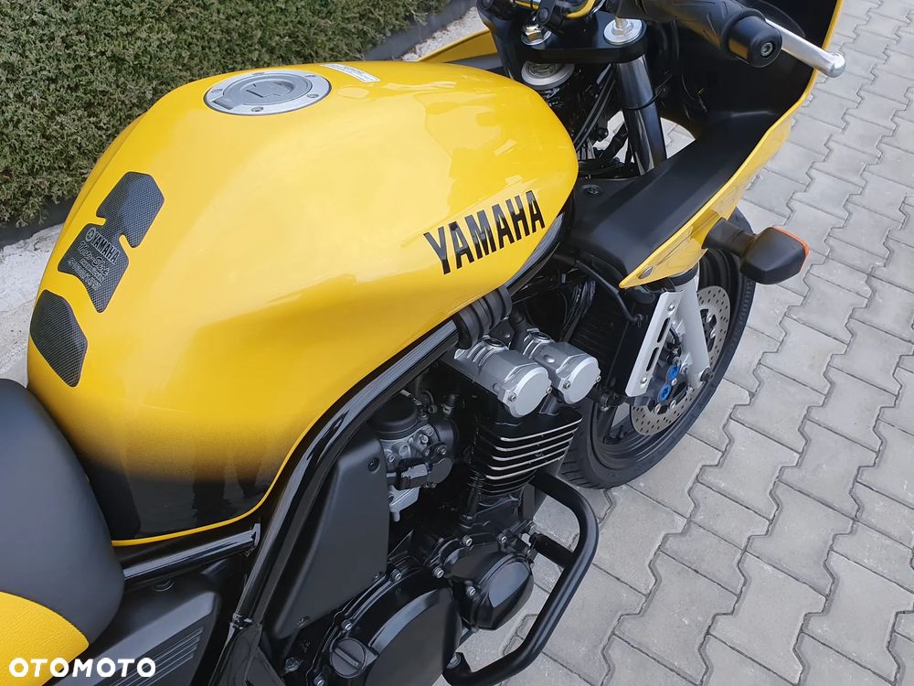 Yamaha FZS - 27