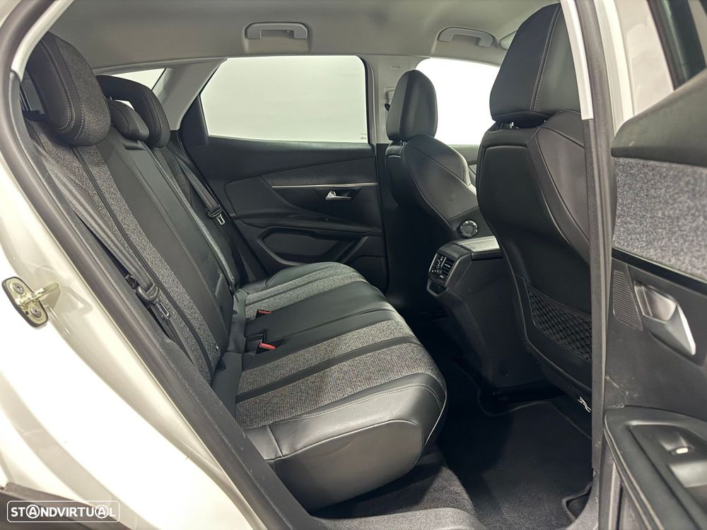 Peugeot 3008 1.2 PureTech Allure EAT8 - 19