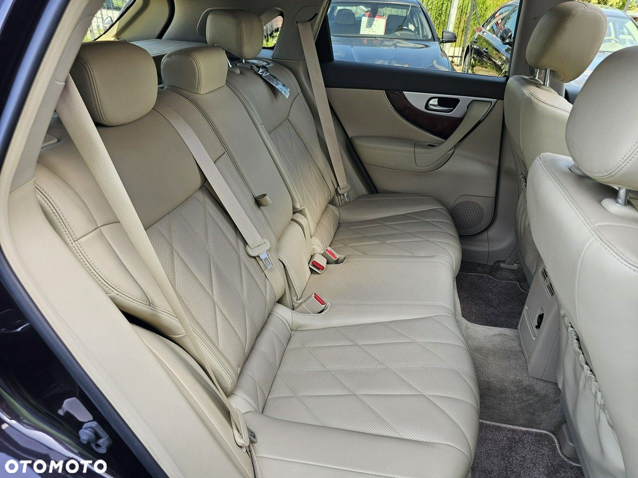 Infiniti QX70 - 12