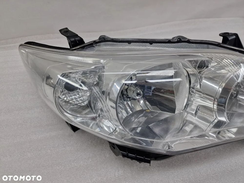 TOYOTA COROLLA E15 LIFT 10- PRAWA LAMPA PRZEDNIA PRZÓD  NR AUKCJI LL59 - 6