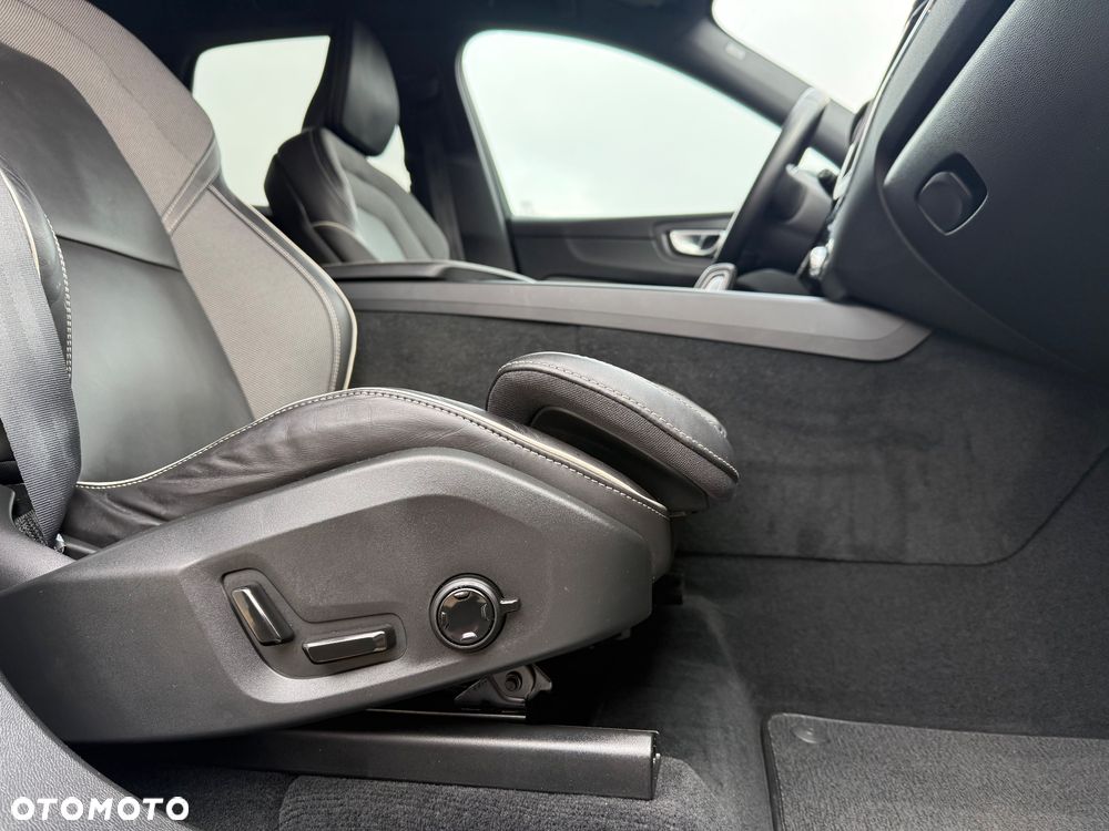 Volvo XC 60 B4 D AWD Plus Dark - 31