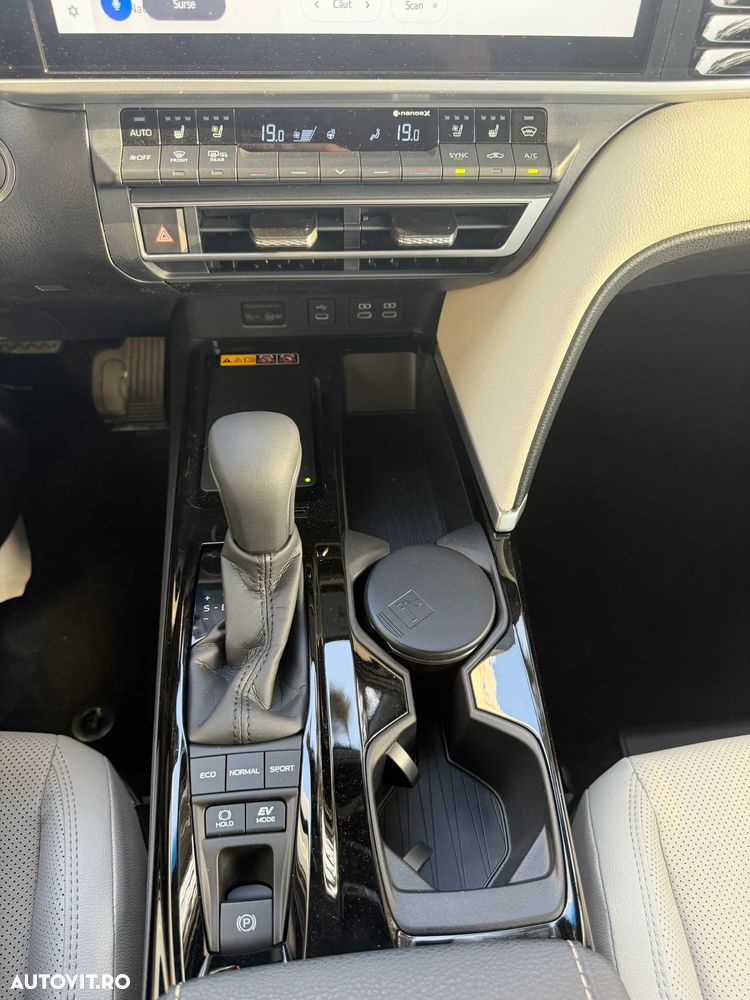 Toyota Camry 2.5 HEV Luxury - 16