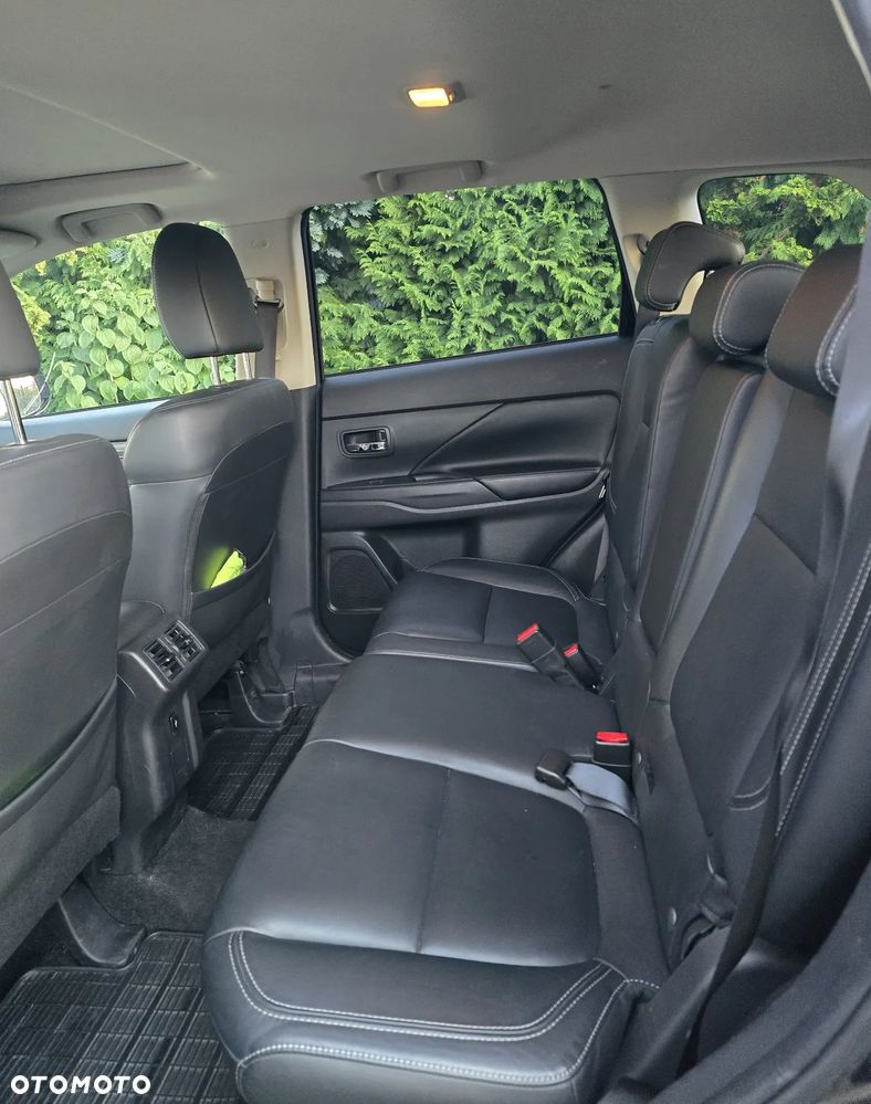 Mitsubishi Outlander 2.0 Instyle + 4WD CVT - 8