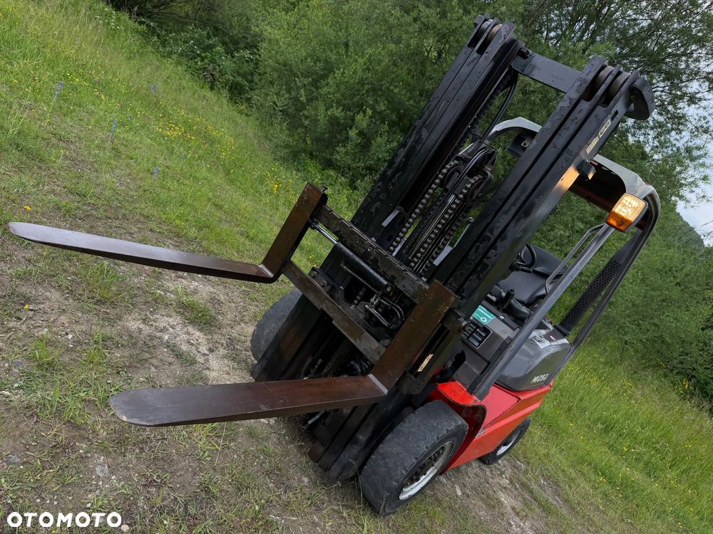 Manitou MI25D Wózek Widłowy 2,5 tony. Posuw Hydrauliczny. tylko 2500mtg. Maszt triplex. Wolny skok! Wysokość Podnoszenia 5 metrów. Jak nowy z Salonu. Pochodzi z Norweskiego Gospodarstwa! Aktualne przeglądy DEKRA i serwisy!  Silnik Yanmar. Małe gabarety bardzo zwrotna maszyna! Zero luzów wycieków i zniszczeń. OKAZJA. Pełny ORYGINAŁ! Rok Prod. 2014. Oświetlenie. OKAZJA - 36