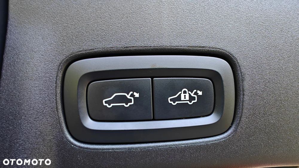 Volvo V90 D4 Momentum Pro - 32