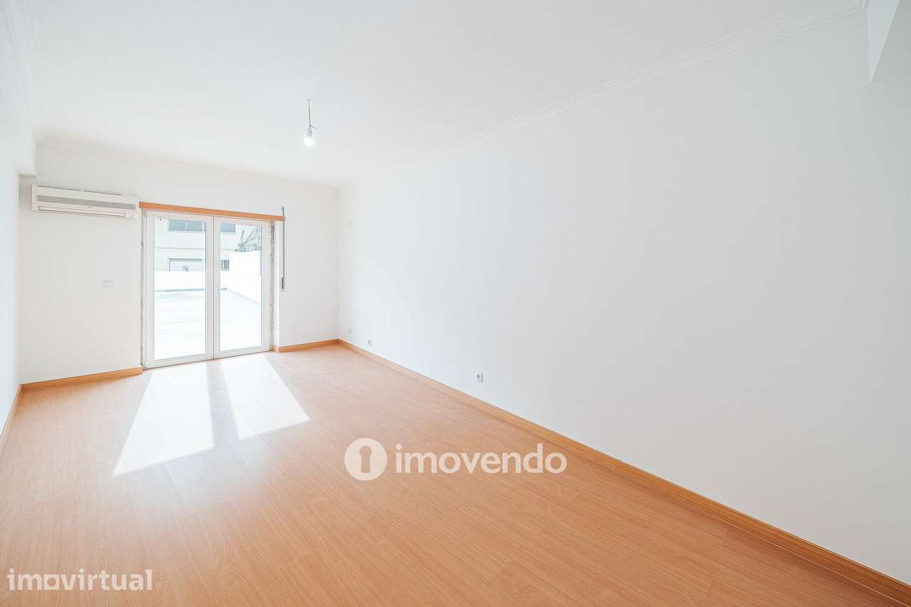 Apartamento T3, com terraço e arrecadação, em Mem Martins - Grande imagem: 3/46