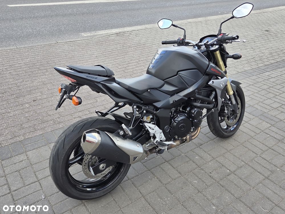 Suzuki GSR - 6