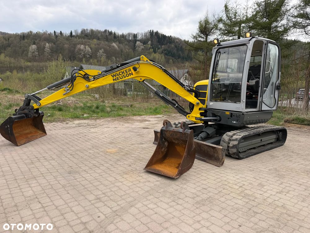 Wacker Neuson EZ53 Koparka Gąsienicowa 5,5 Tony. 2020 rok. 1772 mtg. Jak Nówka z salonu! ani deka luzów czy wycieków! Pochodzi z Gospodarstwa Norweskiego! Aktualne serwisy DEKRA BMWT 2027r. 2 łyżki. Silnik PERKINS 4 cyl. 52km. Maszyna Full wypasiona! Bogata wersja Norweska! Klima. Szybkozłącze Hydrauliczne. OKAZJA. Pełny Oryginał historia do sprawdzenia w Wacker autoryzowany! 4 sekcje Hydrauliczne. Po serwisach eksploatacyjnych. Ani Deka luzów i wycieków - 38