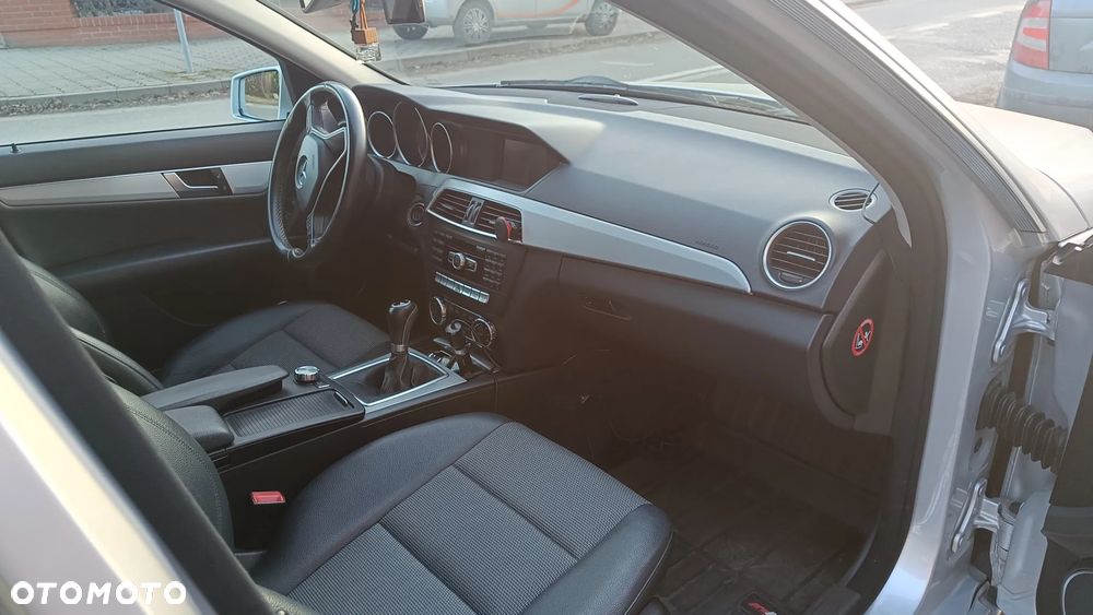 Mercedes-Benz Klasa C 180 CGI BlueEFFICIENCY Avantgarde - 3