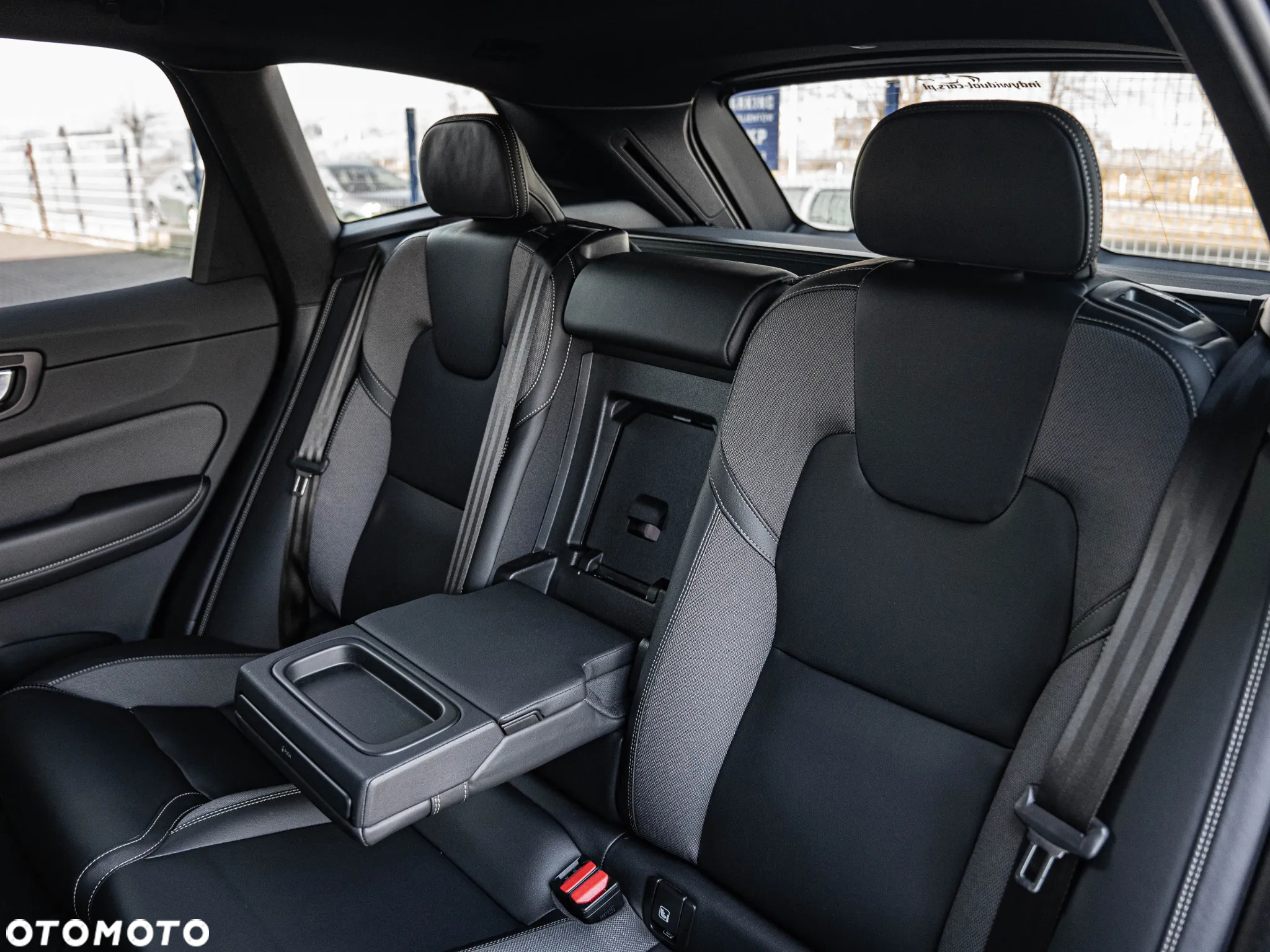 Volvo XC 60 B4 D Plus Dark - 29