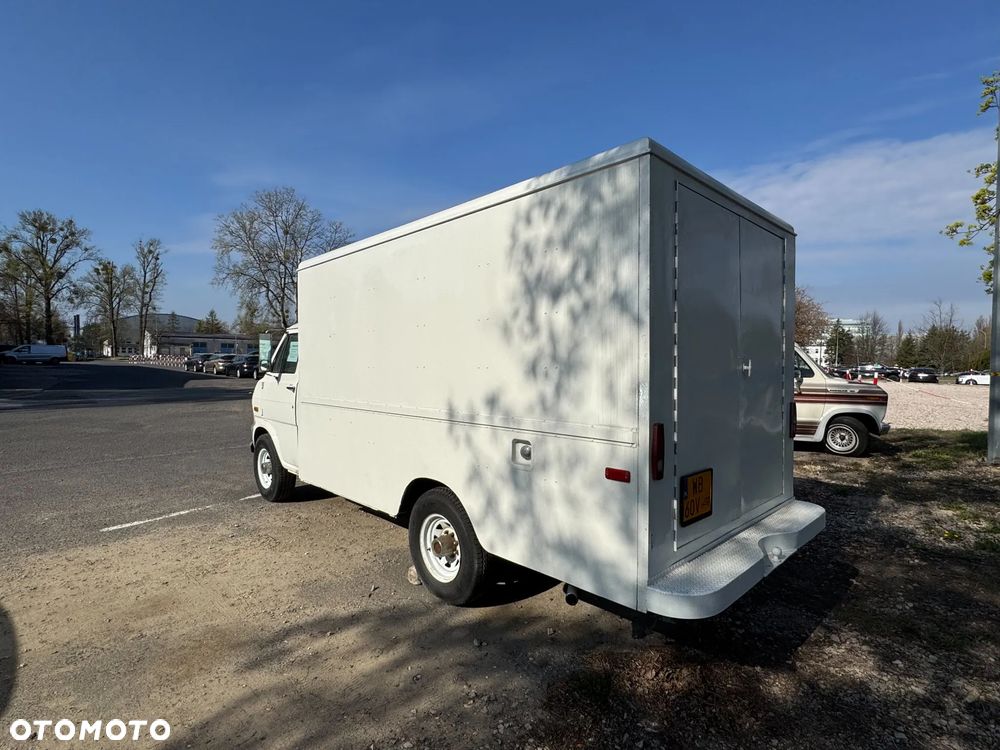 Ford ECONOLINE 300 V8 - 6