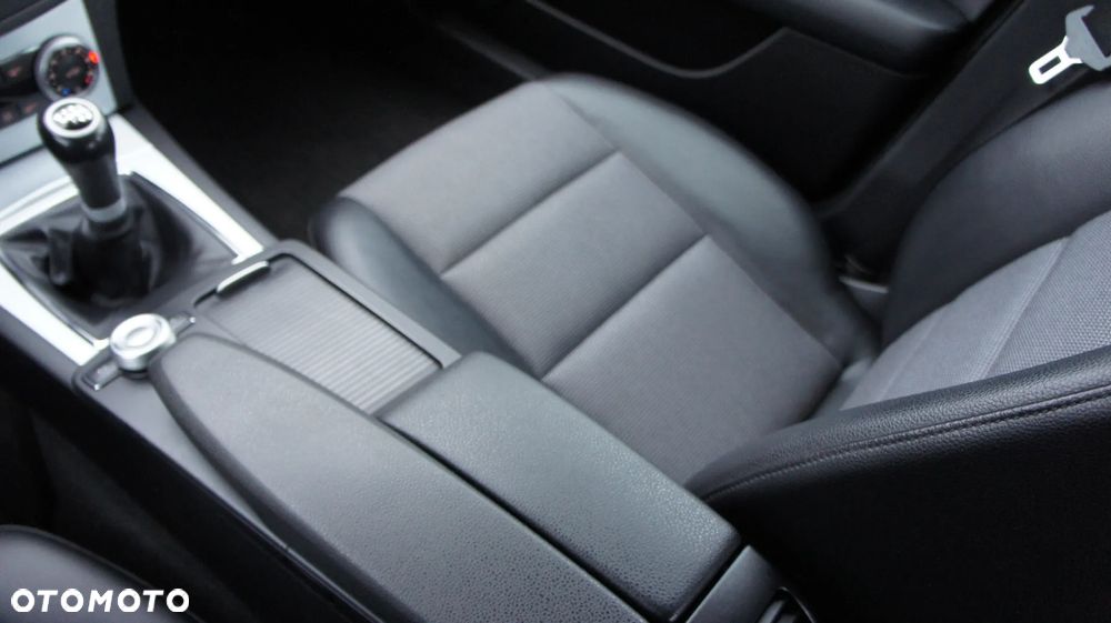 Mercedes-Benz Klasa C 180 Kompressor BlueEFFICIENCY - 23