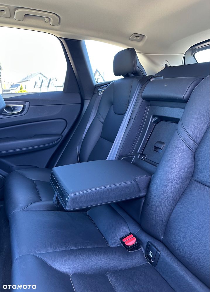 Volvo XC 60 B5 B AWD Plus Dark - 6