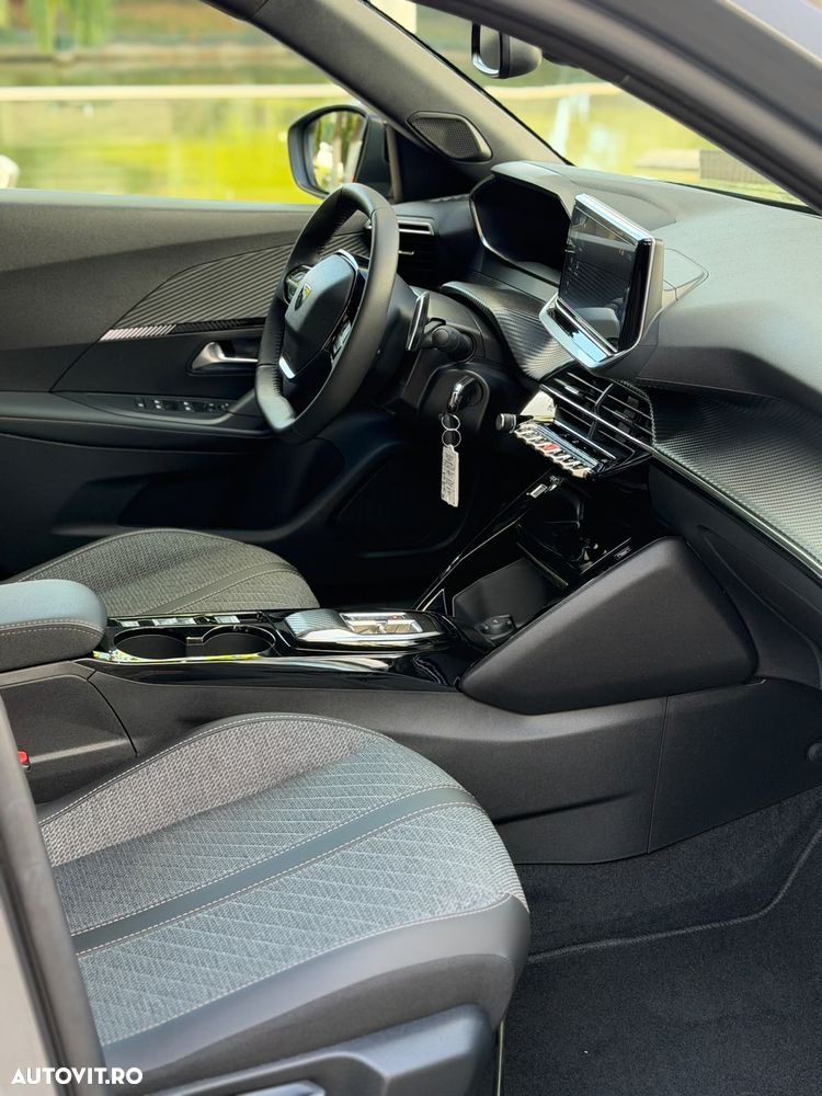 Peugeot 2008 1.2 L PureTech STT EAT8 Allure - 6