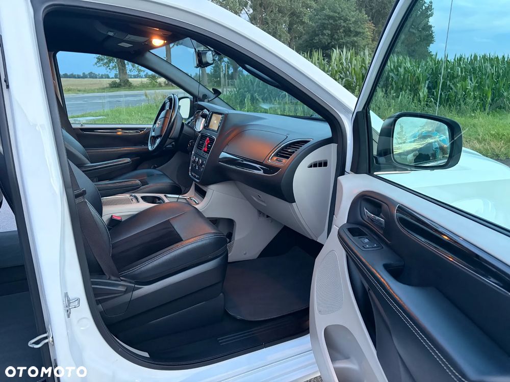 Dodge Grand Caravan - 12
