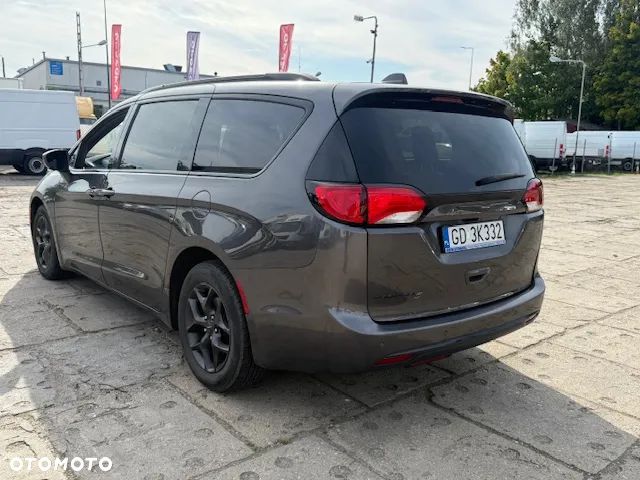 Chrysler Pacifica - 11