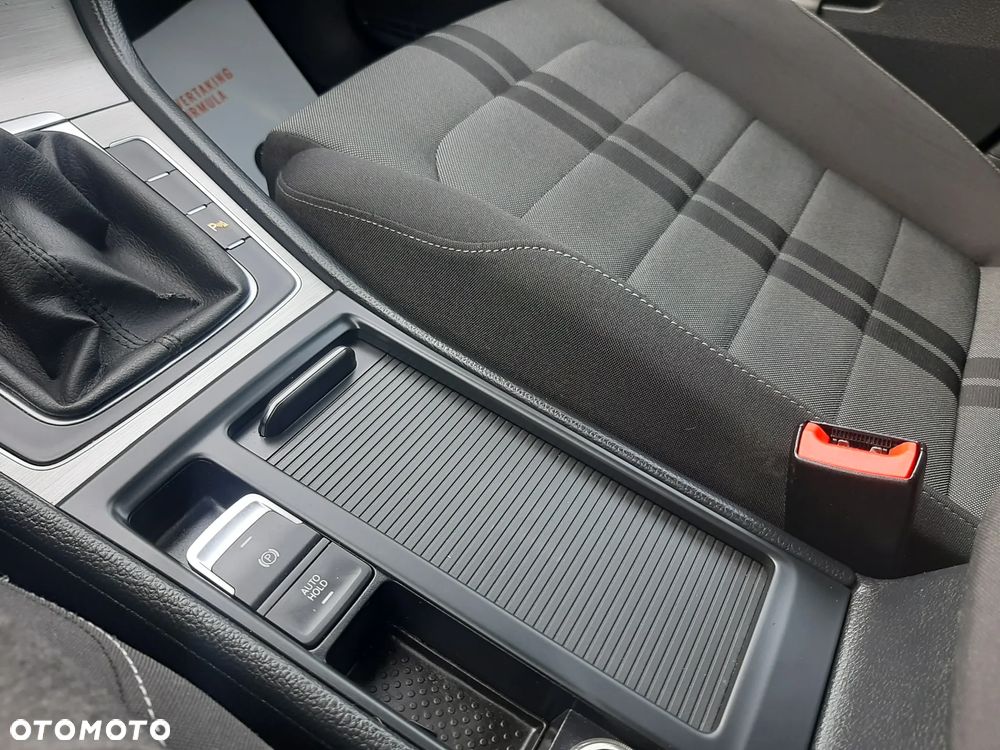 Volkswagen Golf 1.6 TDI BlueMotion Comfortline - 24