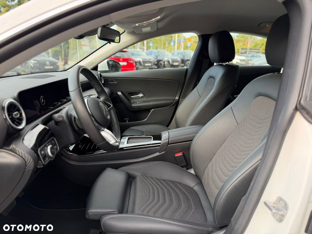 Mercedes-Benz CLA 200 Progressive 7G-DCT - 7