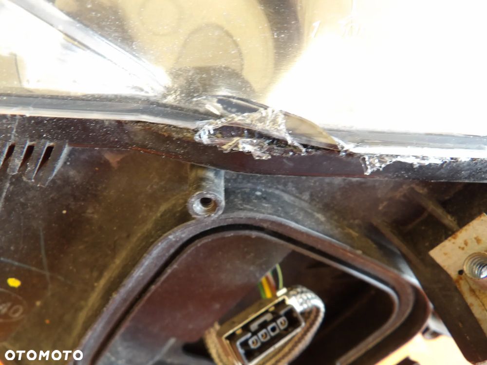 BMW - E92 - PRZED LIFT - XENON - URWANE UCHO - PRAWA LAMPA PRZEDNIA - UK - 7162130 - 7