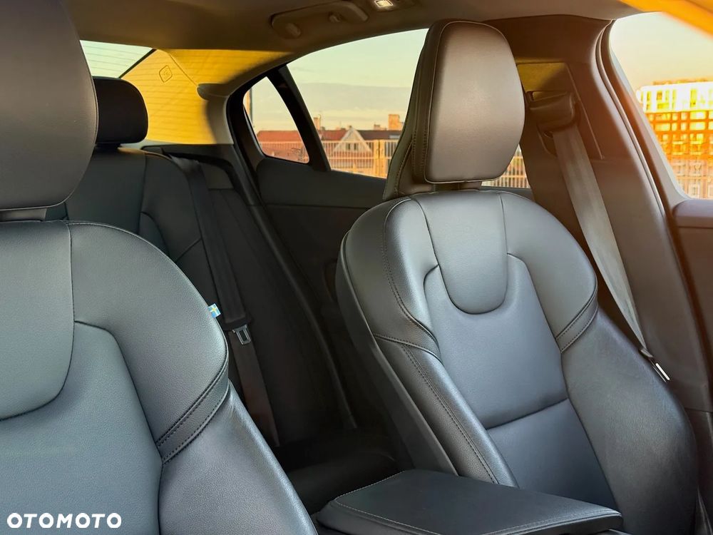 Volvo S60 B5 B AWD Plus Dark - 25