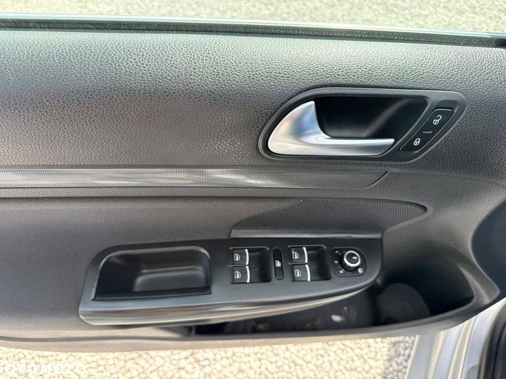 Volkswagen Golf 1.6 TDI DPF DSG Style - 18