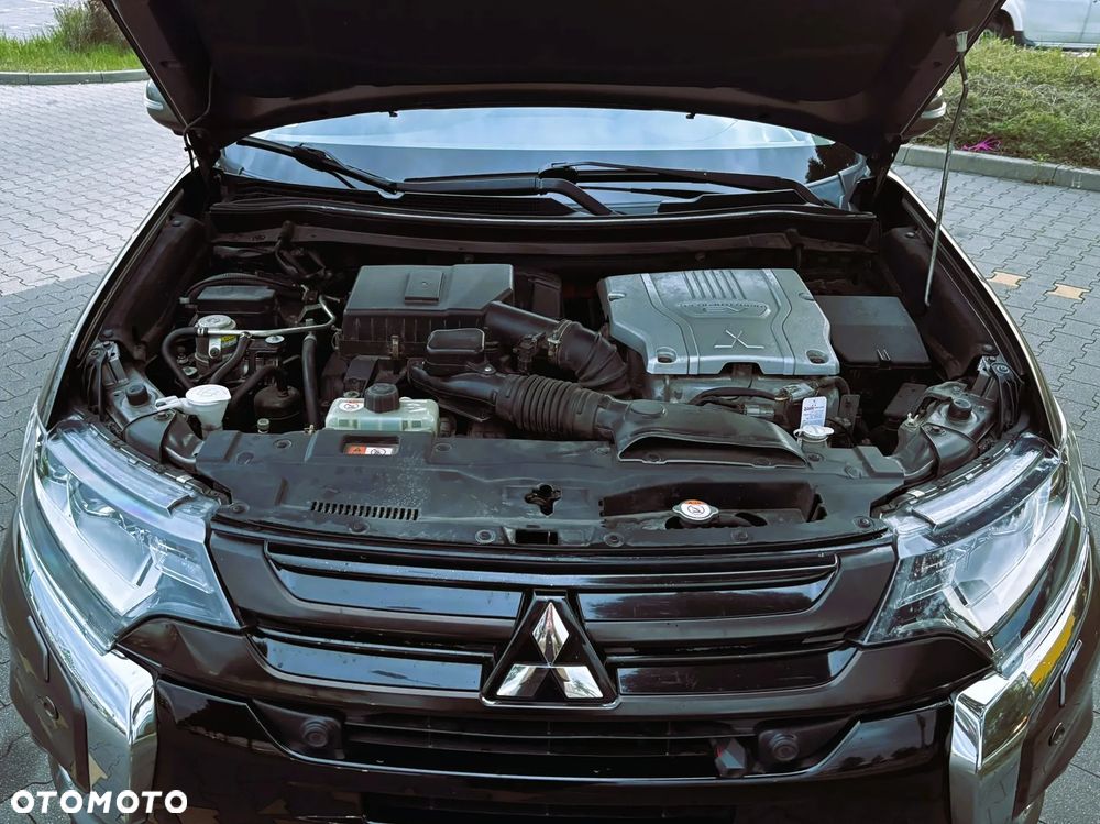 Mitsubishi Outlander Instyle NAVI + - 15