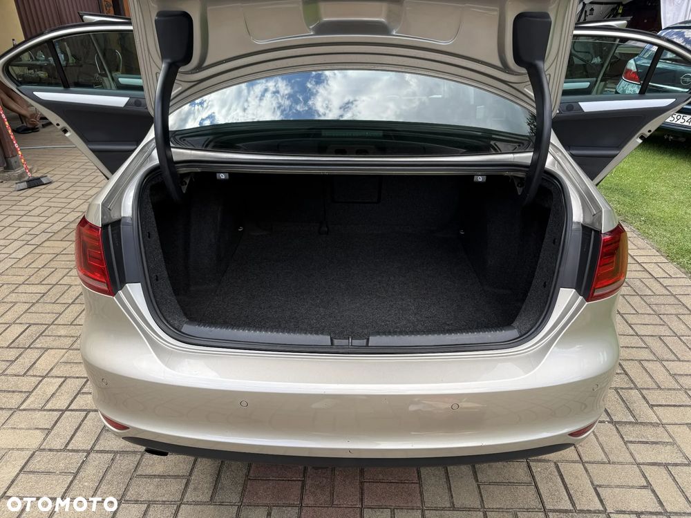 Volkswagen Jetta 1.6 TDI Highline DSG - 11