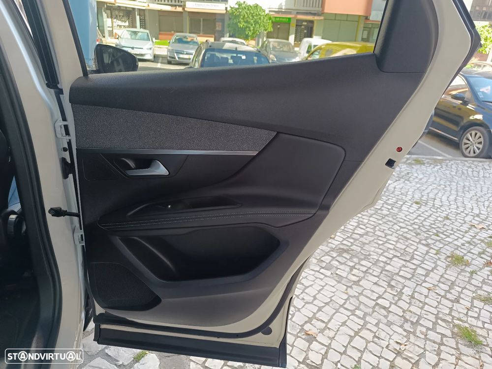 Peugeot 3008 1.6 Hybrid Allure Pack e-EAT8 - 31