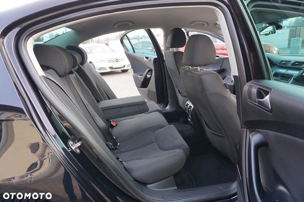Volkswagen Passat 1.6 Comfortline Family - 30