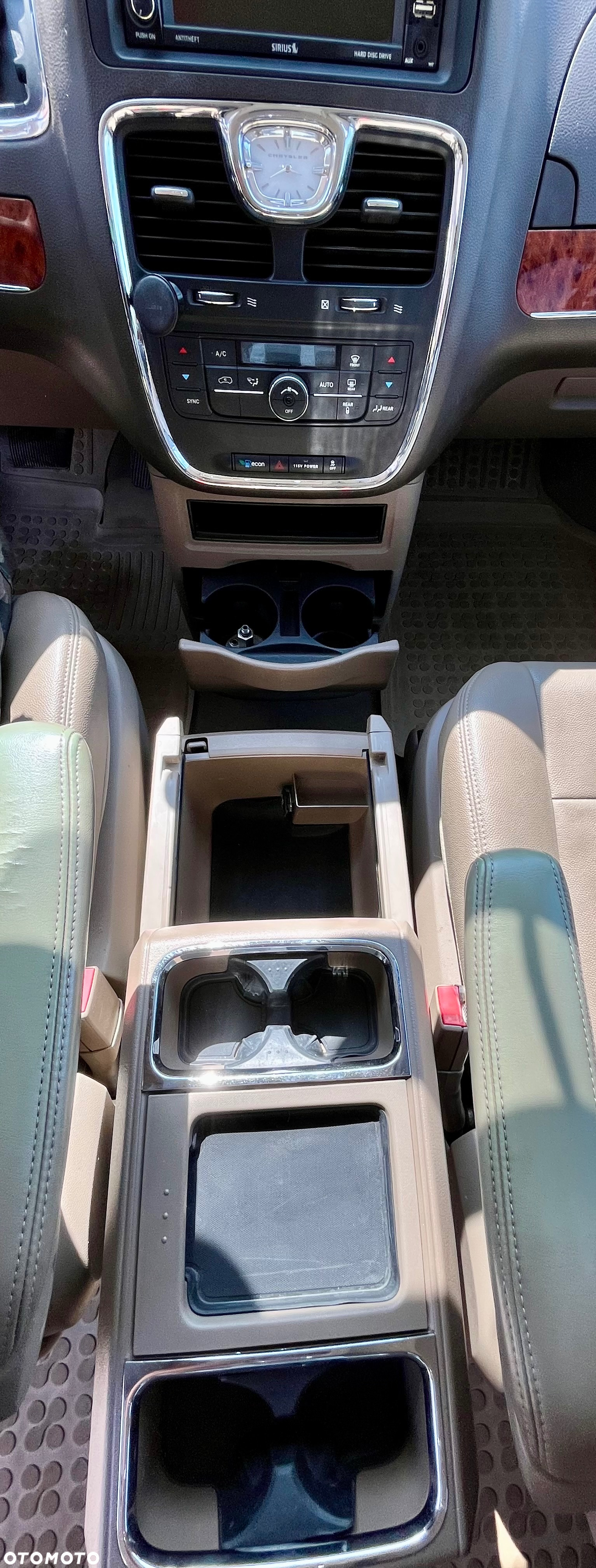 Chrysler Town & Country - 16