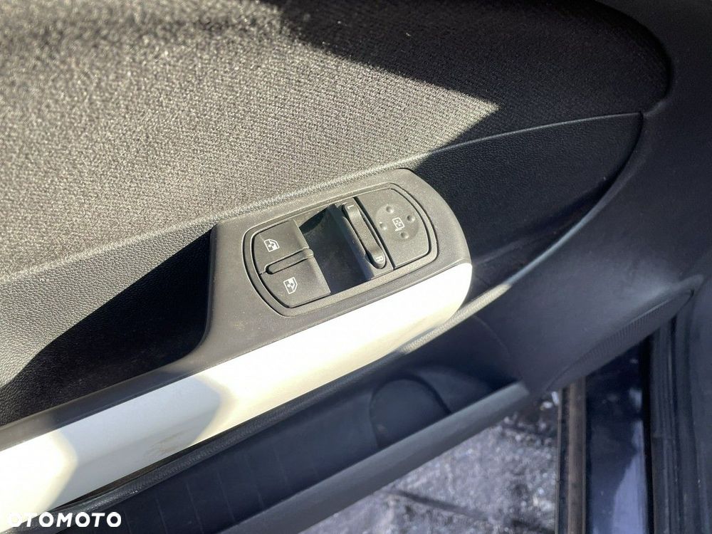 Opel Corsa 1.4 16V Selection - 12