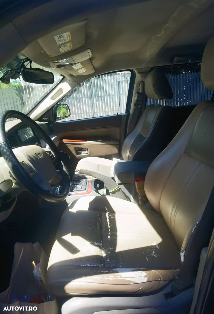 Jeep Grand Cherokee - 12