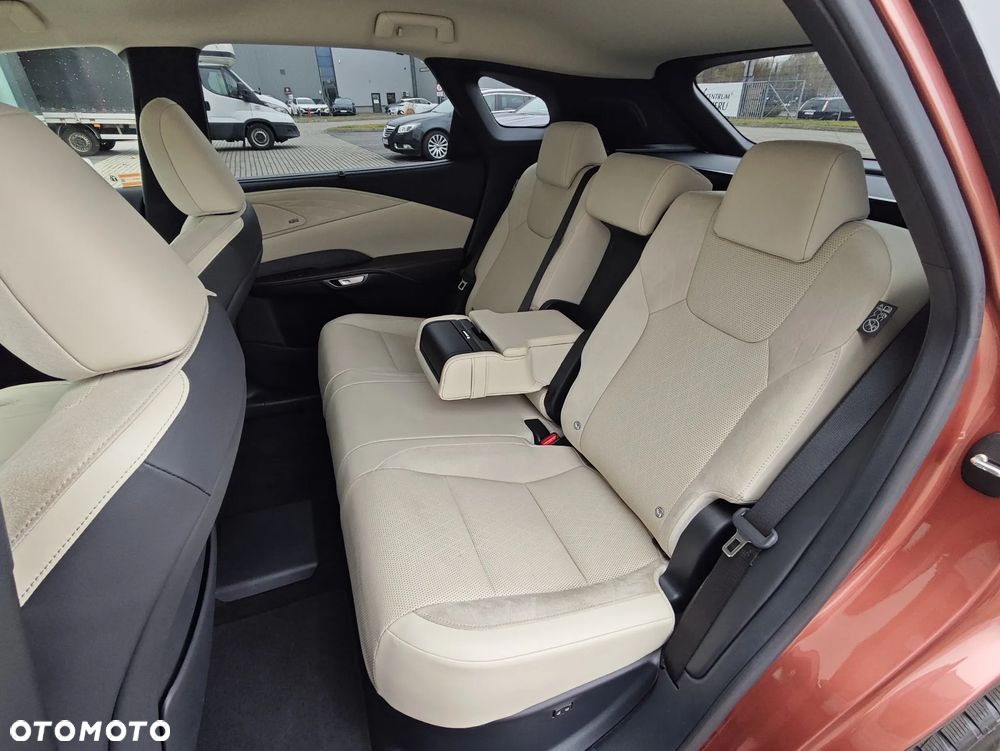 Lexus RX 450h+ Omotenashi - 13